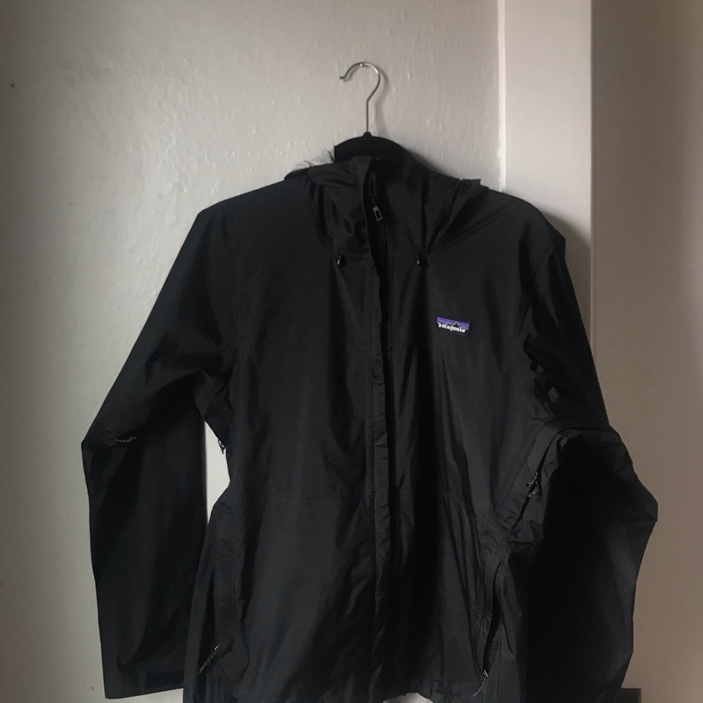Patagonia Women’s Raincoat Size Medium Black